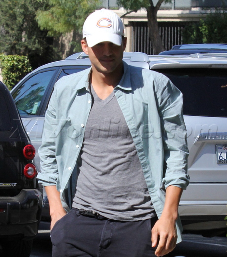 Mila Kunis Ashton Kutcher sunglasses white jeans car shots hat casa vega