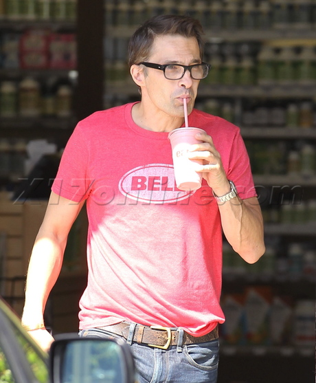 Halle Berry no ring olivier martinez daughter smoothie glasses 