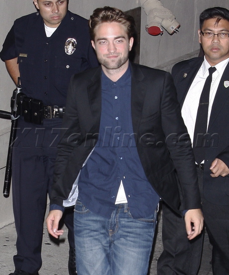 Robert Pattinson twilight jimmy kimmel live kristen stewart fans autographs button up beard vampire