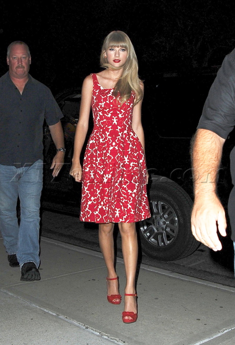 Taylor Swift print dress heels kennedy red dress red lips 