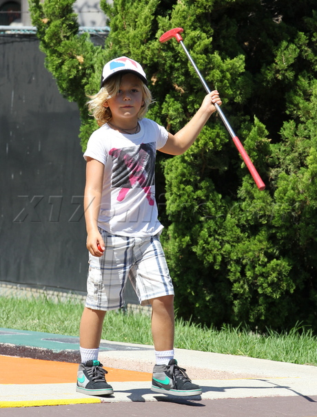 Gwen Stefani kingston Zuma Sherman Oaks Minature Golf