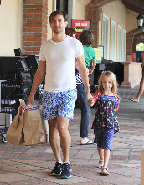 malibu shorts Tobey Maguire ralphs tee shirt 
