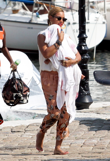 Beyonce Jay-Z rapper daughter blue ivy france 