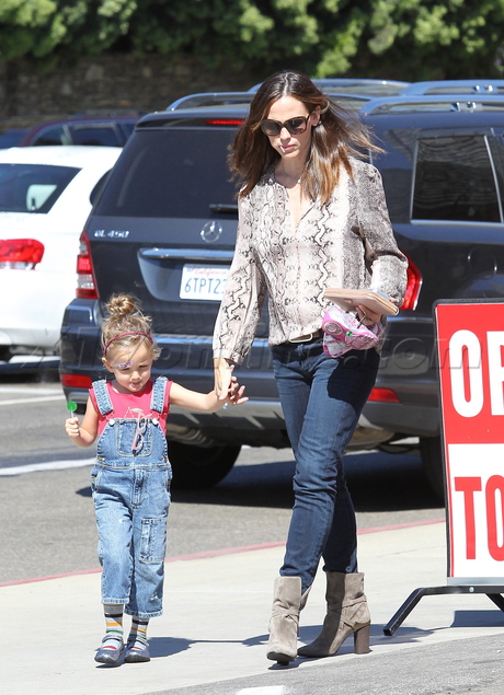 sunglasses Jennifer Garner  Seraphina baby weight skinny jeans blouse candy band aid 