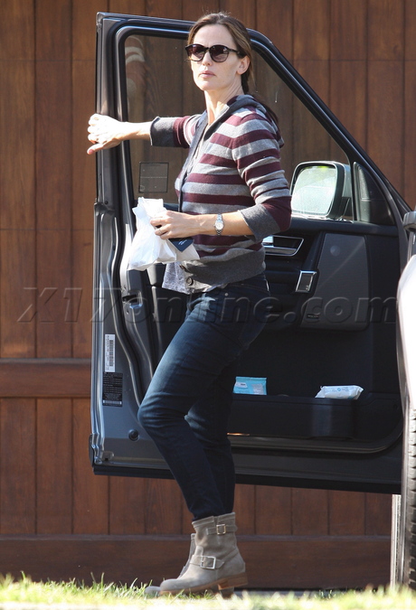 Jennifer Garner denim stripes sunglasses boots 