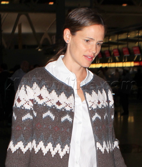 nyc Jennifer Garner sweater purse heels jeans no make up 