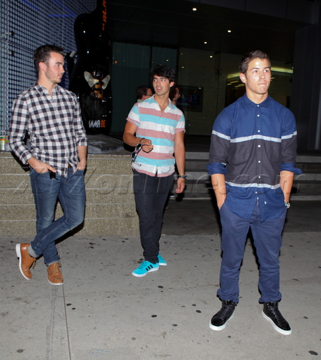boa hollywood dinner musician band jonas brothers stripes plaid
