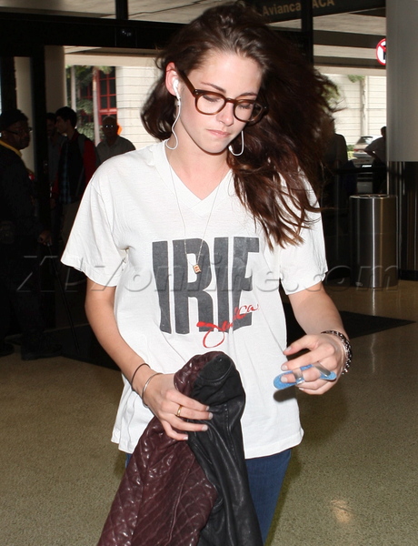 Kristen Stewart jeans broken finger lax robert pattinson airport boots twilight 