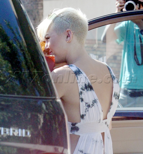 Miley Cyrus tie dye maxi dress maxi dress sunglasses panera 