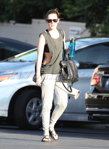 skinny spandex sunglasses Rumer Willis