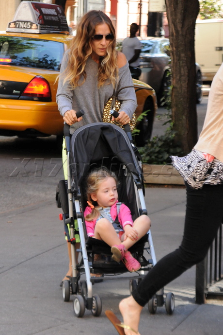 nyc gossip girl Sarah Jessica Parker yellow pants flats 
