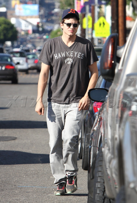 Ashton Kutcher Hawkeyes Beverly Hills 