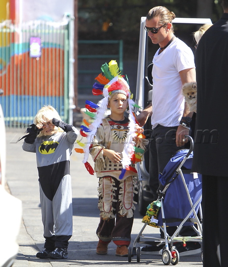 Gwen Stefani jeans blond Halloween Party Kingston Zuma Batman Indian Brave 