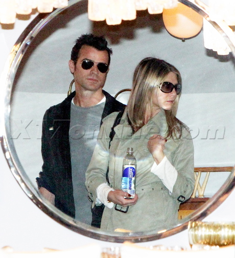 sunglasses Jennifer Aniston Justin Theroux shopping furniture 