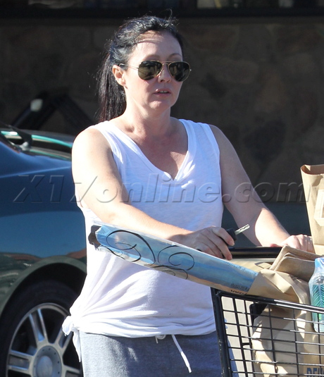 sunglasses baby Shannen Doherty sweats groceries 90210