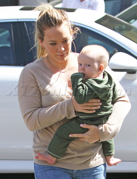 Hilary Duff baby luca tight denim