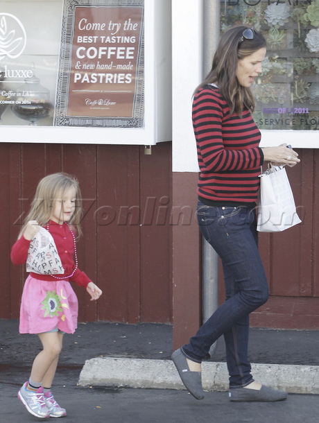 sunglasses Jennifer Garner jeans car stripes coffee brentwood country mart 
