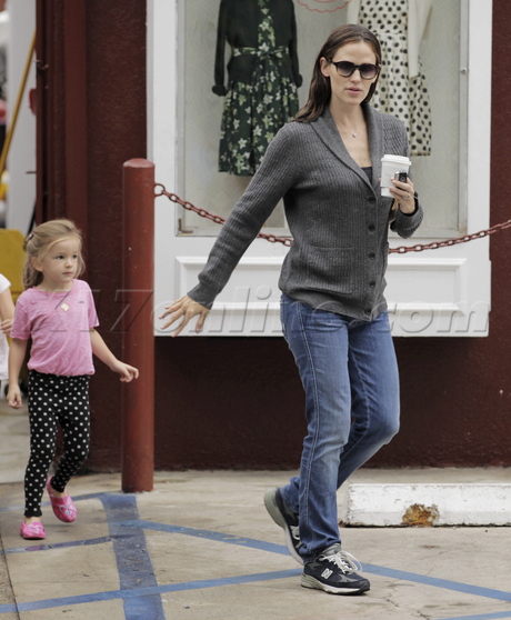 Jennifer Garner  seraphina affleck brentwood denim mom jeans ben affleck 