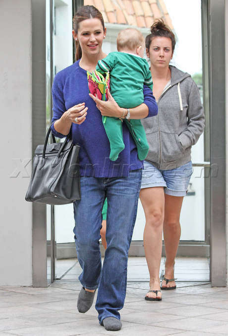 Jennifer Garner baby ben affleck argo denim Brentwood Garden Mall 