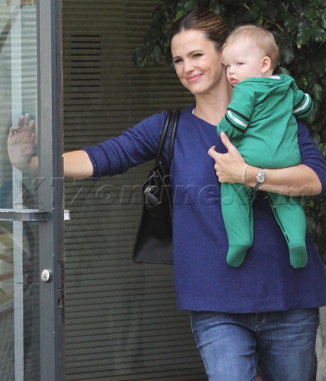 Jennifer Garner baby ben affleck argo denim Brentwood Garden Mall 