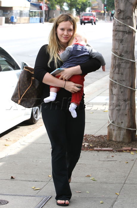 child Hilary Duff porsche baby black clothes baby weight  Porsche Panamera 