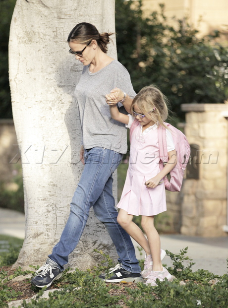 Jennifer Garner  seraphina affleck brentwood denim mom jeans ben affleck violet 
