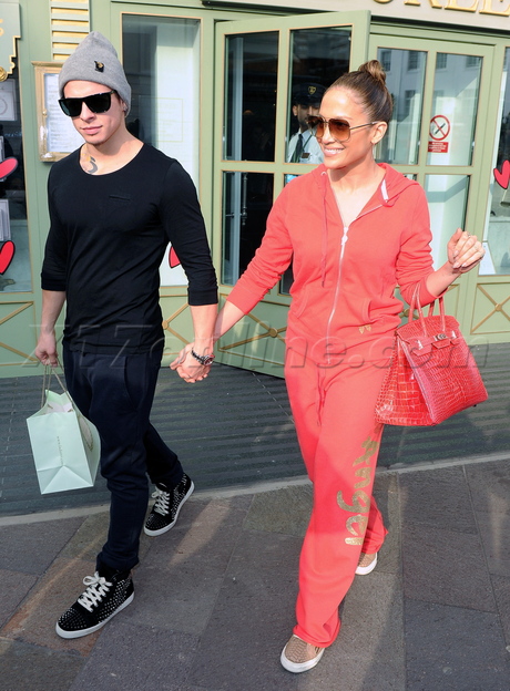 london uk earrings sweat pants smile sunglasses jlo jennifer lopez casper smart harrods 