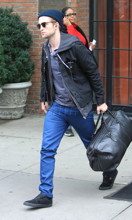 Robert Pattinson beanie jacket kristen stewart sunglasses nyc twilight travel bag