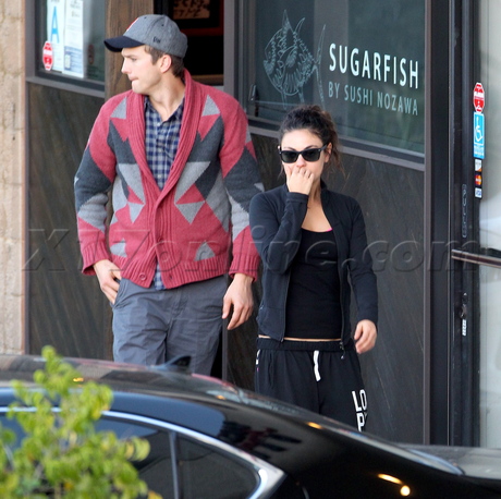 Ashton Kutcher, Mila Kunis Sugarfish Sushi Beverly Hills 