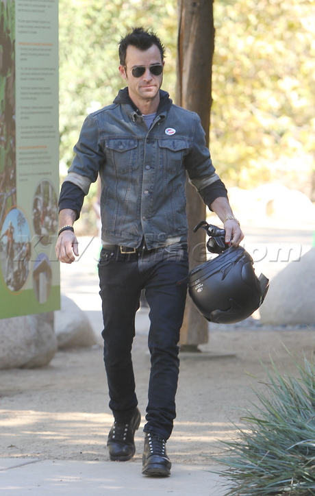 Justin Theroux Jennifer Aniston helmet voting 