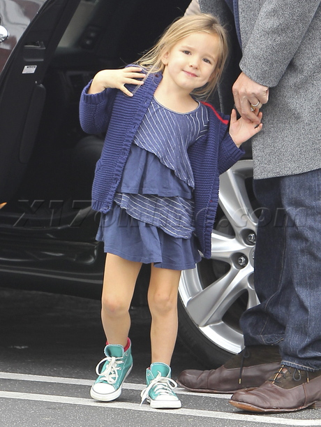 Ben Affleck jacket daughter brentwood country mart beard argo jennifer garner 