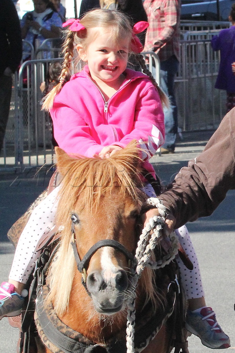 Ben Affleck Jennifer Garner pony ride farmers farmers market sweater 