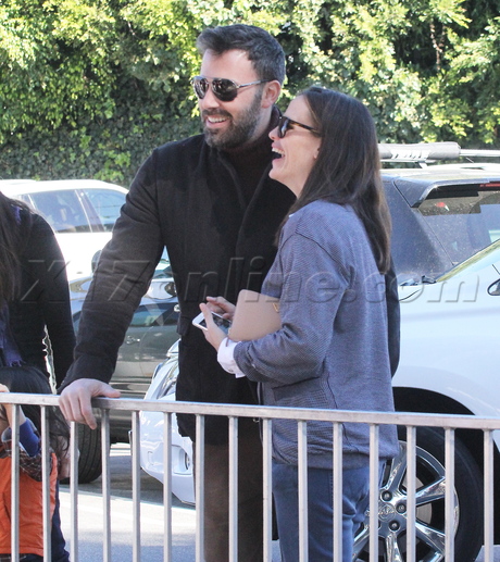 Ben Affleck Jennifer Garner pony ride farmers farmers market sweater 