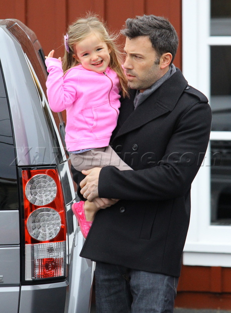 cute daughter brentwood country mart coffee jacket ben affleck argo denim boots pink jacket jennifer Garner