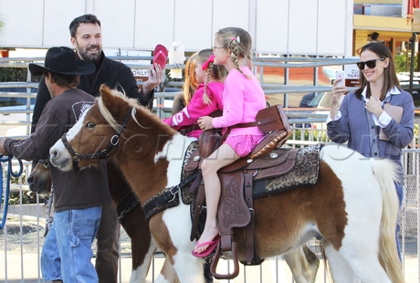 Ben Affleck Jennifer Garner pony ride farmers farmers market sweater 