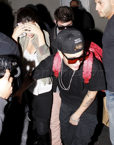 Justin Bieber  Selena Gomez reseda singer pop star  Benihana shorts van sunglasses 