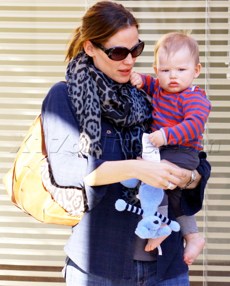 Ben Affleck Jennifer Garner baby brentwood jeans samuel affleck sunglasses 