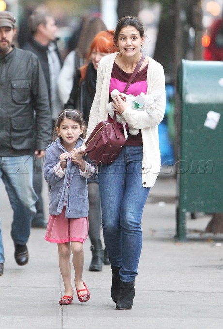Katie Holmes suri cruise faces ice cream eating 