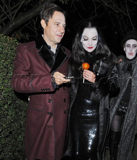 gown Kate Moss  Jamie Hince halloween costume addams family 