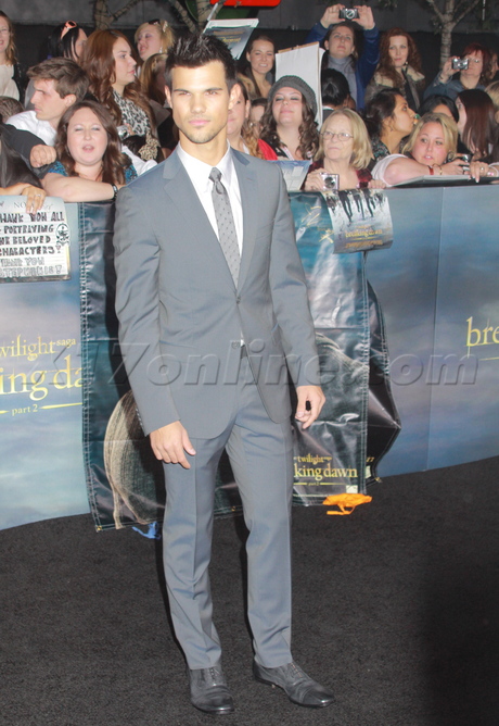 fans autograph twilight suit premiere Taylor Lautner 