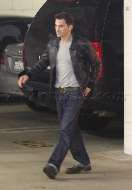 Gabriel Aubry Olivier Martinez jeans leather jacket halle berry fight hand  hit hand hurt hand 