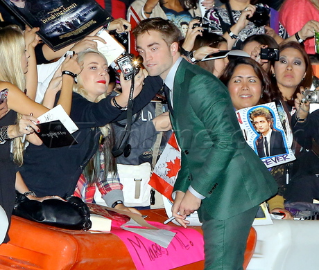 Robert Pattinson fans autograph twilight suit premiere 