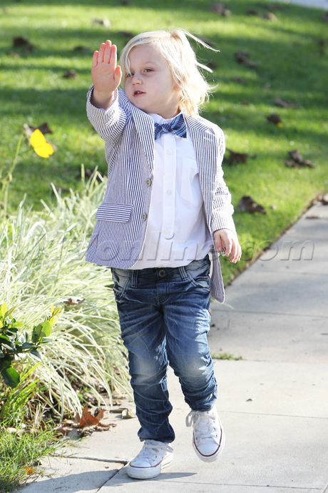 Gwen Stefani shorts tights red lips thanksgiving zuma kingston blazer dog