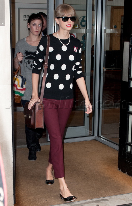 Taylor Swift polka dots blonde singer sunglasses london uk purse necklace 