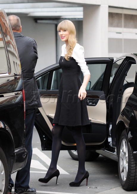 performance Taylor Swift  car fans dress 