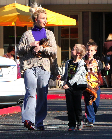 Britney Spears bodyguard Jason Trawick Starbucks Jayden James Sean Preston sons boys shawl poncho sweats sweatpants The X Factor pop star judge host stuffed animals