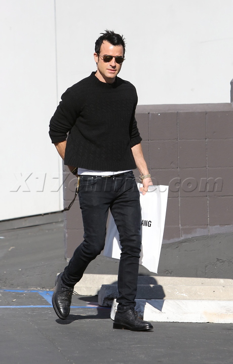 Jennifer Aniston wingtips sunglasses helmut lang sweater cropped sweater mock turtleneck black jeans 