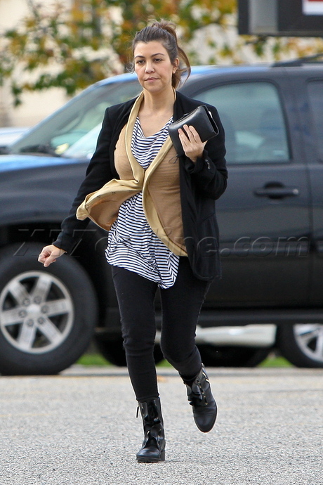 Kourtney Kardashian Penelope Scotland Disick Scott Disick Mason Disick American Apparel No make up baby 