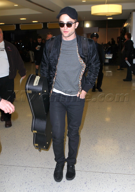 Robert Pattinson New York airport hat sunglasses