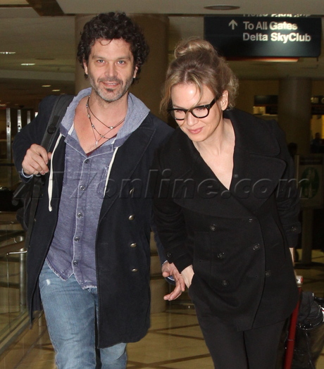 jeans Renee Zellweger airport sunglasses lax 